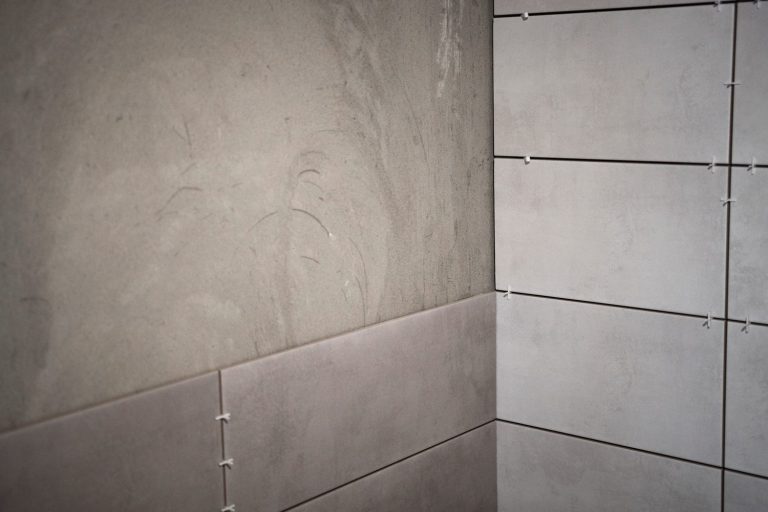 Salle de bain décorée avec un sol en carreaux de ciment à motifs géométriques.