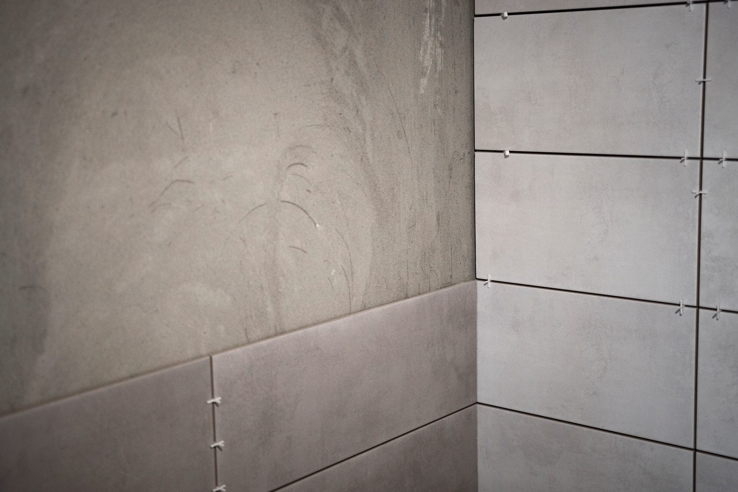 Salle de bain décorée avec un sol en carreaux de ciment à motifs géométriques.